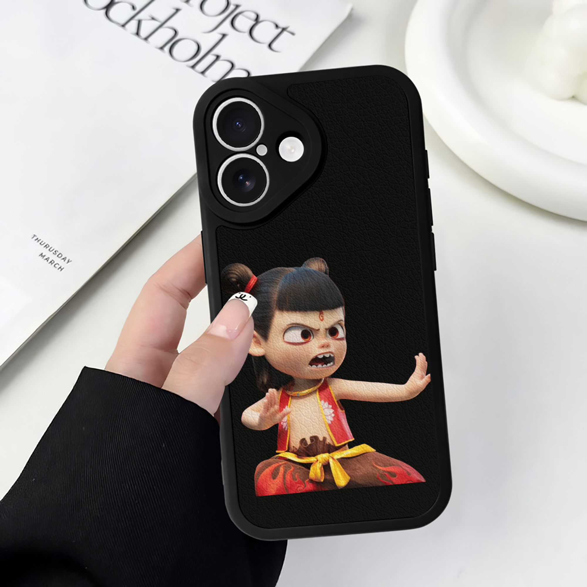 （画像用） Ne Zha 2 ナタ 魔童の大暴れ 【iPhone 16シリーズ対応】シリコンスマホケース（レザー調） 材質：シリコン